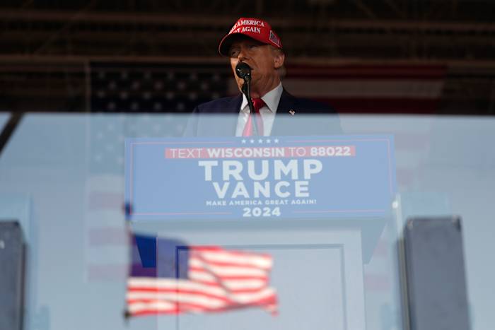 Republikeinse presidentskandidaat, voormalig president Donald Trump, spreekt tijdens een campagnebijeenkomst op Dodge County Airport, zondag 6 oktober 2024, in Juneau, Wisconsin. (AP Photo/Julia Demaree Nikhinson)