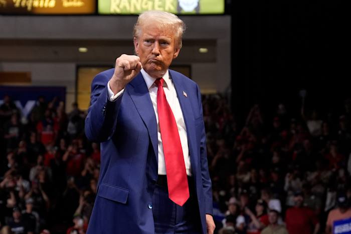 Republikeinse presidentskandidaat, voormalig president Donald Trump, gebaart tijdens een campagnebijeenkomst in de Findlay Toyota Arena op zondag 13 oktober 2024 in Prescott Valley, Arizona. (AP Photo/Evan Vucci)