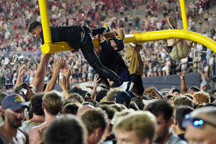 Fans van Vanderbilt halen de doelpaal neer na de 40-35 overwinning van het team tegen Alabama na een NCAA universiteitsvoetbalwedstrijd op zaterdag 5 oktober 2024 in Nashville, Tennessee. (AP Photo/George Walker IV)