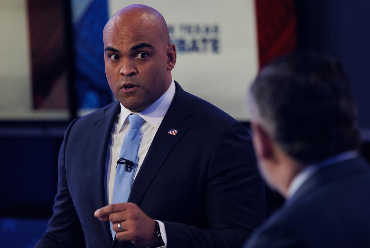 De Amerikaanse vertegenwoordiger Colin Allred, D-Dallas, spreekt tijdens een debat voor de Amerikaanse Senaat met de Amerikaanse senator Ted Cruz, R-Texas, georganiseerd door WFAA op dinsdag 15 oktober 2024 in Dallas, Texas.