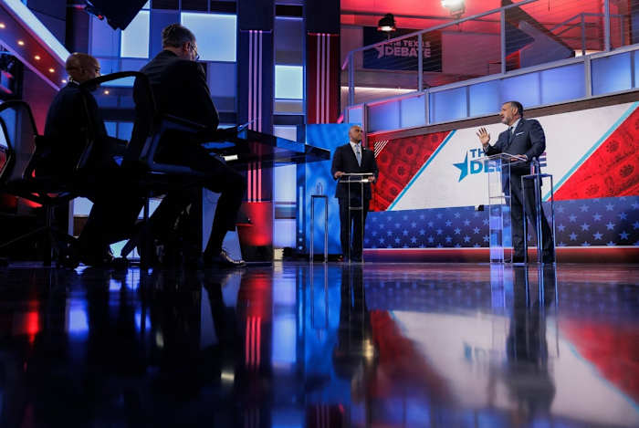 De Amerikaanse vertegenwoordiger Colin Allred, D-Dallas, links, en de Amerikaanse senator Ted Cruz, R-Texas, nemen deel aan een debat voor de Amerikaanse Senaat, georganiseerd door WFAA op 15 oktober 2024 in Dallas