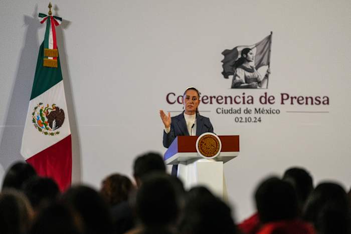 BESTAND - De Mexicaanse president Claudia Sheinbaum geeft een media-briefing vanuit het Nationaal Paleis in Mexico-Stad, 2 oktober 2024, de ochtend na haar inauguratie. (AP Foto/Fernando Llano, Bestand)
