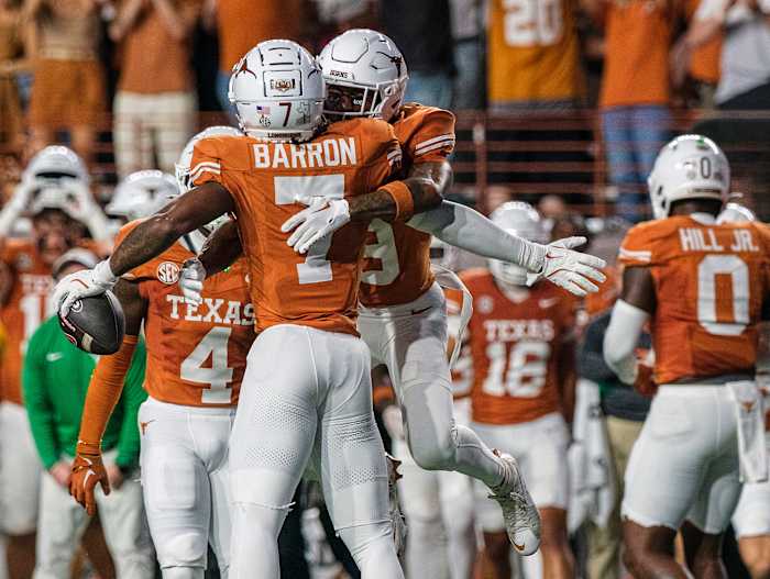 Texas-verdediger Jahdae Barron (7) viert zijn onderschepping met Texas-verdediger Gavin Holmes (9) tijdens de eerste helft van een NCAA-universiteitsvoetbalwedstrijd tegen Georgia in Austin, Texas, zaterdag 19 oktober 2024. (AP Photo/Rodolfo González)