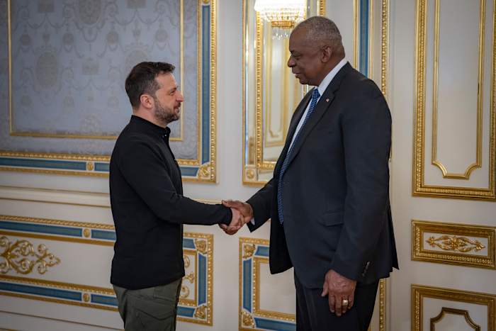 Op deze foto, verstrekt door de persdienst van de president van Oekraïne op 21 oktober 2024, schudden de Amerikaanse minister van Defensie Lloyd Austin (rechts) en de Oekraïense president Volodymyr Zelenskyy elkaar de hand tijdens hun ontmoeting in Kiev, Oekraïne. (Persdienst van de president van Oekraïne via AP)
