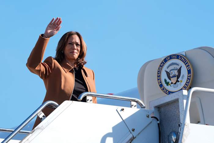 De Democratische presidentskandidaat vice-president Kamala Harris zwaait terwijl ze aan boord gaat van Air Force Two op William P. Hobby Airport in Houston, zaterdag 26 oktober 2024. (AP Photo/Susan Walsh)