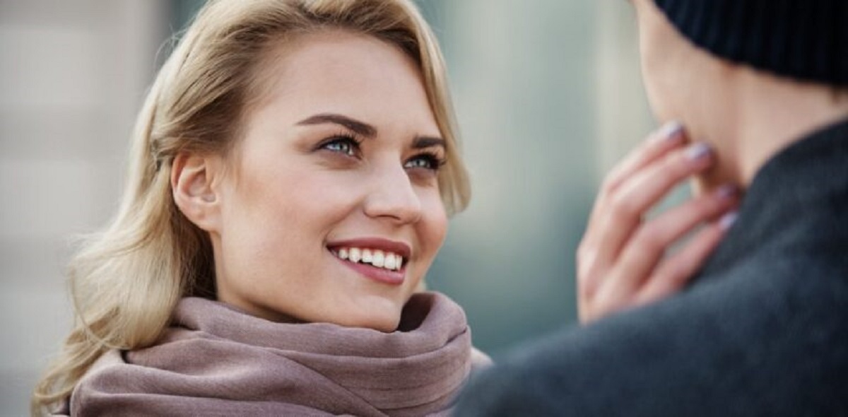 3 onmiskenbare tekenen dat een vrouw interesse in je heeft