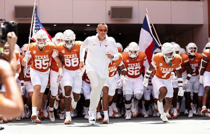 AUSTIN, TEXAS - 31 augustus: Hoofdcoach Steve Sarkisian van de Texas Longhorns leidt het team het veld op voor de wedstrijd tegen de Colorado State Rams in het Darrell K Royal-Texas Memorial Stadium op 31 augustus 2024 in Austin, Texas. (Foto door Tim Warner/Getty Images)