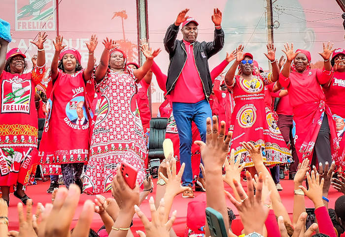 Aanhangers nemen deel aan een bijeenkomst van de regeringspartij voor presidentskandidaat Daniel Chapo, midden, voorafgaand aan de verkiezingen, in Maputo, Mozambique, zondag 6 oktober 2024. (AP Photo/Carlos Uqueio)