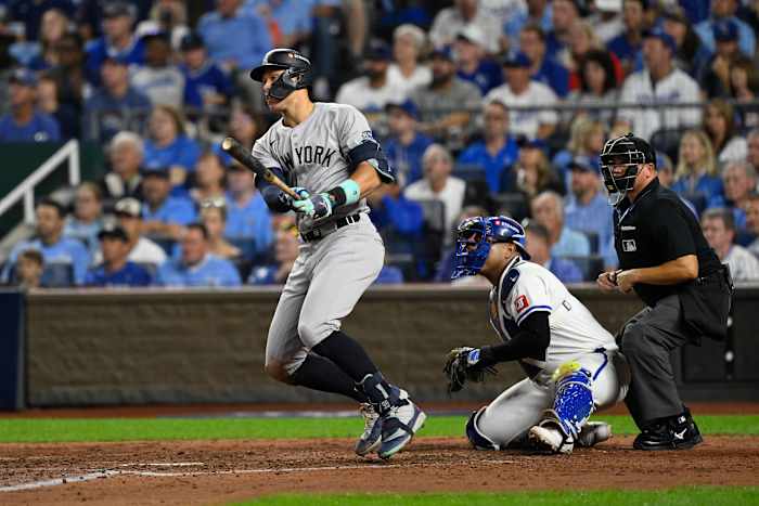 Aaron Judge van de New York Yankees slaat een double tijdens de zesde inning in Game 4 van een honkbal-playoff-serie van de American League Division tegen de Kansas City Royals op donderdag 10 oktober 2024 in Kansas City, Missouri (AP Photo/Reed Hoffmann)