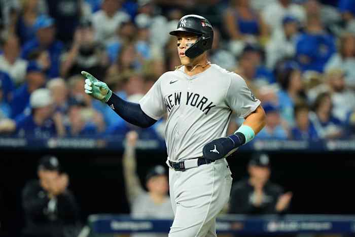Aaron Judge van de New York Yankees viert feest terwijl hij scoort tijdens de zesde inning in Game 4 van een honkbal-playoff-serie van de American League Division tegen de Kansas City Royals op donderdag 10 oktober 2024 in Kansas City, Missouri. (AP Photo/Charlie Riedel )