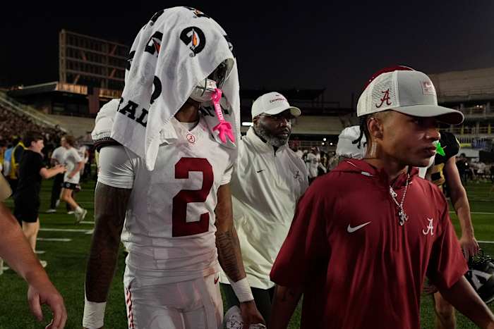 Alabama wide receiver Ryan Williams (2) verlaat het veld na de nederlaag van het team tegen Vanderbilt na een NCAA college football-wedstrijd op zaterdag 5 oktober 2024 in Nashville, Tennessee. (AP Photo/George Walker IV)