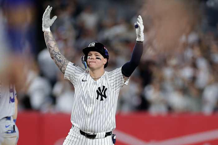 Alex Verdugo van de New York Yankees reageert nadat hij een punt heeft binnengereden op een tweehonkslag tegen de Kansas City Royals tijdens de zevende inning van Game 1 van de American League honkbaldivisieserie, zaterdag 5 oktober 2024, in New York. (AP Foto/Adam Honger)