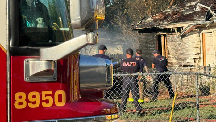 Ambtenaren zeiden dat een hond uit een huis werd gered