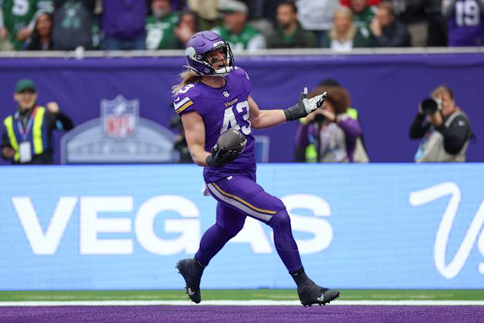 Andrew Van Ginkel van Minnesota Vikings viert feest terwijl hij scoort na een onderschepping tijdens de eerste helft van een NFL-voetbalwedstrijd tegen de New York Jets, zondag 6 oktober 2024, in het Tottenham Hotspur-stadion in Londen. (AP-foto/Ian Walton)