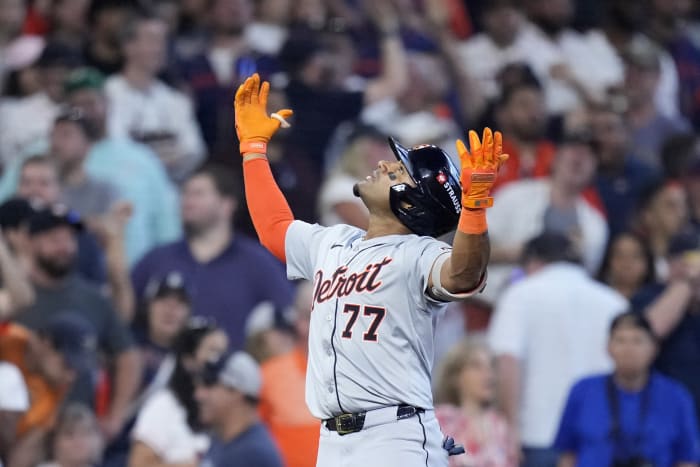 Andy Ibanez van Detroit Tigers viert zijn 'bases-clearing double' tegen de Houston Astros in de achtste inning van Game 2 van een AL Wild Card Series-honkbalwedstrijd op woensdag 2 oktober 2024 in Houston. (AP Foto/Kevin M. Cox)