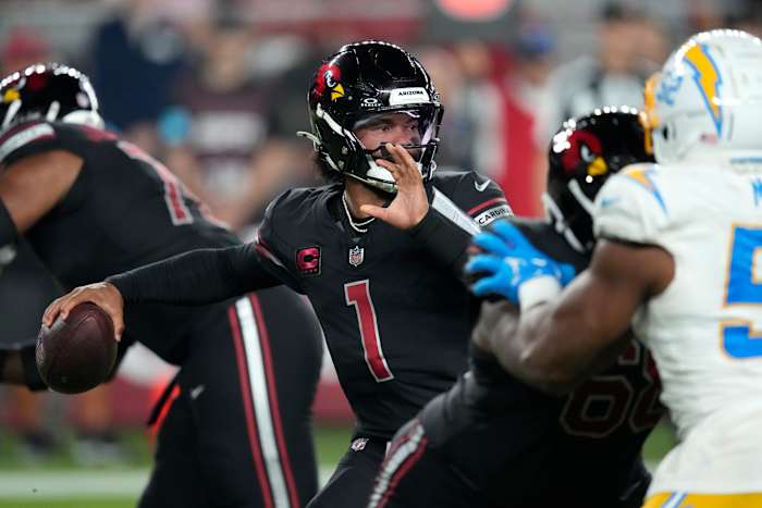 Arizona Cardinals quarterback Kyler Murray (1) gooit een pass tijdens de tweede helft van een NFL-voetbalwedstrijd tegen de Los Angeles Chargers, maandag 21 oktober 2024, in Glendale, Ariz. (AP Photo/Matt York)
