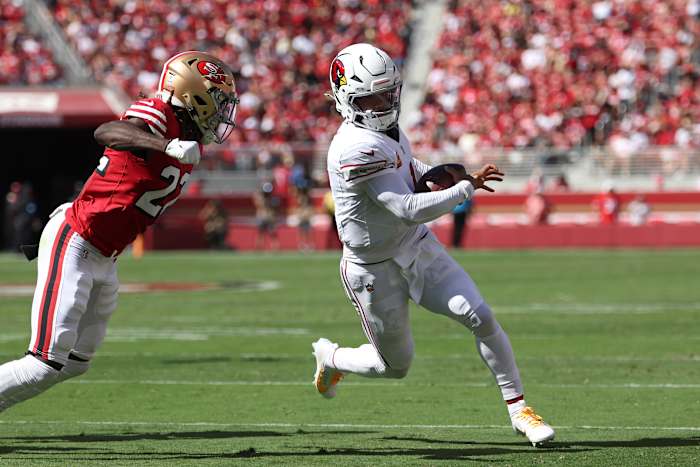 Arizona Cardinals quarterback Kyler Murray, rechts, neemt het op tegen San Francisco 49ers cornerback Isaac Yiadom tijdens de eerste helft van een NFL-voetbalwedstrijd in Santa Clara, Californië, zondag 6 oktober 2024. (AP Photo/Jed Jacobsohn)