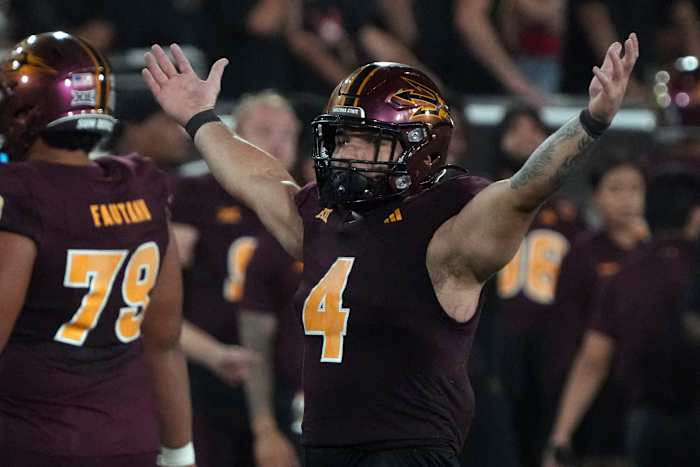 Arizona State running back Cam Skattebo (4) reageert na het verslaan van Utah tijdens een NCAA college football-wedstrijd, vrijdag 11 oktober 2024, in Tempe, Ariz. (AP Photo/Rick Scuteri)
