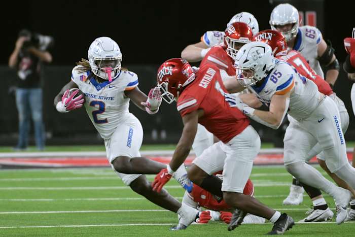 Ashton Jeanty rent voor 128 yards en wint TD, nr. 17 Boise State verslaat UNLV 29-24
