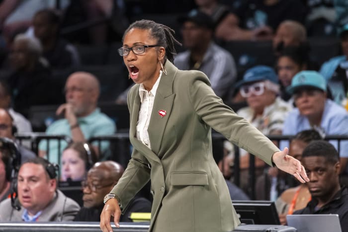 Atlanta Dream-hoofdcoach Tanisha Wright reageert tijdens de eerste helft van een WNBA basketbalwedstrijd in de eerste ronde tegen de New York Liberty, zondag 22 september 2024, in New York. (AP-foto/Corey Sipkin)