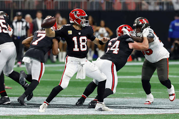Atlanta Falcons quarterback Kirk Cousins ​​(18) gooit de game-winnende touchdown pass naar brede ontvanger KhaDarel Hodge (12) tegen de Tampa Bay Buccaneers tijdens verlengingen in een NFL-voetbalwedstrijd op donderdag 3 oktober 2024 in Atlanta. (AP Foto/Butch Dille)