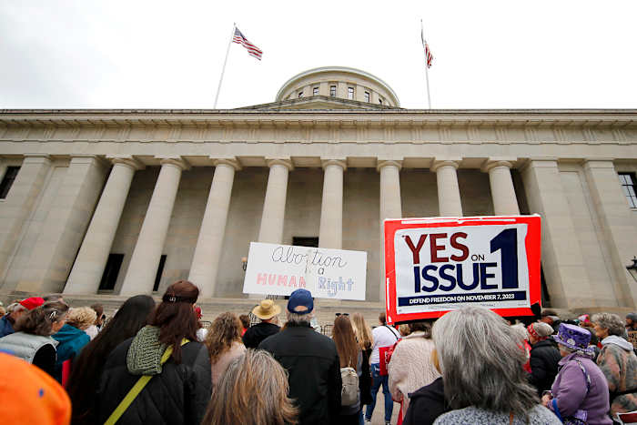 BESTAND - Aanhangers van nummer 1 wonen een bijeenkomst bij voor het amendement op het recht op reproductieve vrijheid, gehouden door Ohioans United for Reproductive Rights in het Ohio State House in Columbus, Ohio, 8 oktober 2023. (AP Photo/Joe Maiorana, File)