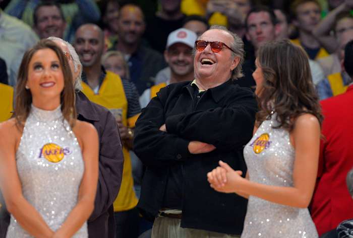 BESTAND - Acteur Jack Nicholson lacht om voormalig Los Angeles Lakers-centrum Shaquille O'Neal terwijl ze zijn trui uittrekken tijdens de rust van de NBA-basketbalwedstrijd van de Lakers tegen de Dallas Mavericks, dinsdag 2 april 2013, in Los Angeles. (AP Foto/Mark J. Terrill, Bestand)