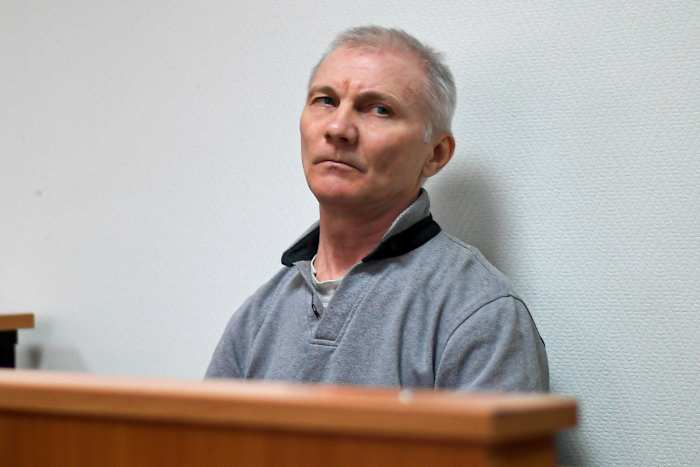 BESTAND Alexei Moskalyov zit in een rechtszaal in Yefremov, regio Tula, zo'n 300 kilometer ten zuiden van Moskou, Rusland, 27 maart 2023. Moskalyov veroordeeld wegens het in diskrediet brengen van het leger nadat zijn dochter een tekening had gemaakt waarin kritiek werd geuit op de Russische militaire acties in Oekraïne. vrijgelaten uit de gevangenis na 22 maanden te hebben uitgezeten, zei een groep die toezicht houdt op politieke detenties dinsdag. (AP-foto, bestand)