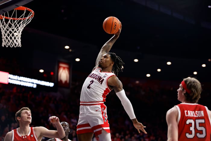 BESTAND - Arizona-bewaker Caleb Love dunkt tegen Utah tijdens de tweede helft van een NCAA-basketbalwedstrijd op zaterdag 6 januari 2024 in Tucson, Arizona. (AP Photo/Chris Coduto, File)