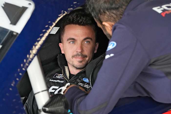 BESTAND - Autocoureur en acteur Frankie Muniz, links, praat met een bemanningslid vóór een oefenrit, 16 februari 2024, op de Daytona International Speedway in Daytona Beach, Florida. (AP Photo/Chris O'Meara, File)