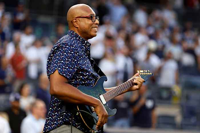 BESTAND - Bernie Williams, voormalig New York Yankees, zingt het volkslied vóór een honkbalwedstrijd tegen de Detroit Tigers, 5 september 2023, in New York. (AP Foto/Adam Hunger, Bestand)