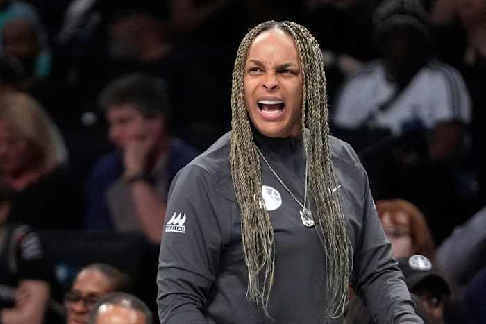 BESTAND - Chicago Sky-coach Teresa Weatherspoon roept spelers toe tijdens de eerste helft van de WNBA-basketbalwedstrijd van het team tegen de New York Liberty, 23 mei 2024, in New York. (AP-foto/Frank Franklin II, bestand)