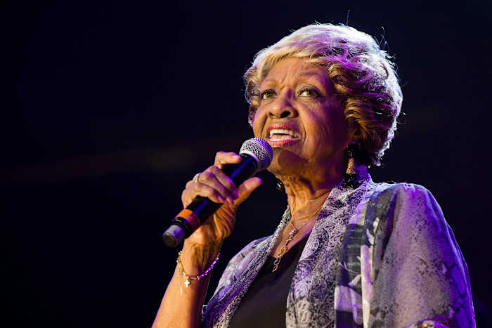 BESTAND - Cissy Houston treedt op tijdens McDonald's Gospelfest 2013 op 11 mei 2013 in Newark, NJ Houston, de moeder van Whitney Houston en een tweevoudig Grammy-winnaar die samen met superstermuzikanten als Elvis Presley en Aretha Franklin optrad, stierf op maandag 7 oktober. 2024, in haar huis in New Jersey. Ze was 91. (Foto door Charles Sykes/Invision/AP, Bestand)