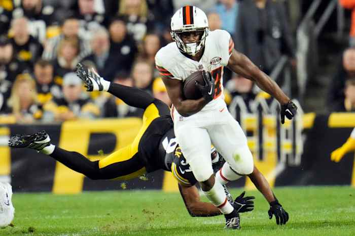 BESTAND - Cleveland Browns running back Nick Chubb rent langs Pittsburgh Steelers-veiligheid Minkah Fitzpatrick tijdens de eerste helft van een NFL-voetbalwedstrijd op maandag 18 september 2023 in Pittsburgh. (AP Foto/Gene J. Puskar, bestand)