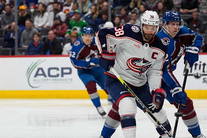 BESTAND - Columbus Blue Jackets-centrum Boone Jenner (38) strijdt om positie met Colorado Avalanche-verdediger Josh Manson (42) in de tweede periode van een NHL-hockeywedstrijd, 22 maart 2024, in Denver. (AP Foto/David Zalubowski, Bestand)