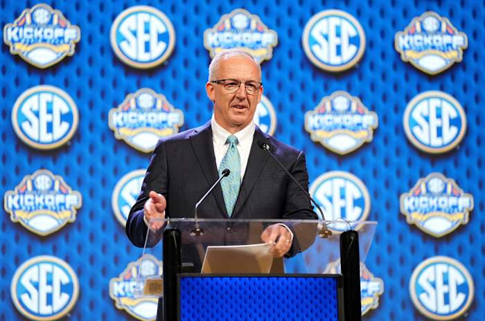 BESTAND - Commissaris van de Southeastern Conference, Greg Sankey, spreekt tijdens SEC NCAA college football-mediadagen, 15 juli 2024, in Dallas. (AP Foto/Jeffrey McWhorter, bestand)