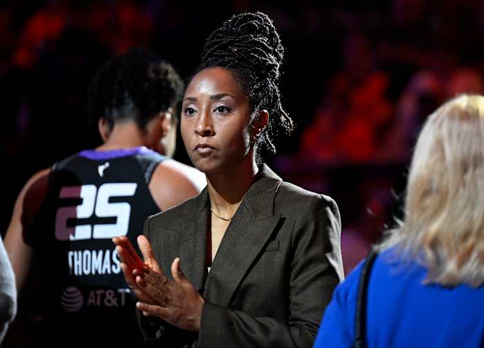 BESTAND - Connecticut Sun assistent-coach Briann januari aan het begin van een WNBA basketbalwedstrijd in de halve finale tegen de Minnesota Lynx, 4 oktober 2024, in Uncasville, Conn. (AP Photo/Jessica Hill, File)
