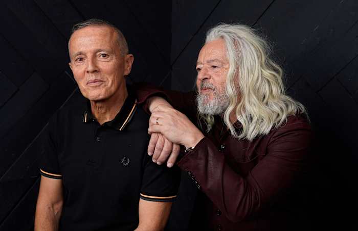 BESTAND - Curt Smith, links, en Roland Orzabal, van de band Tears For Fears, poseren voor een portret in Los Angeles op 19 januari 2022. (AP Photo/Chris Pizzello, File)