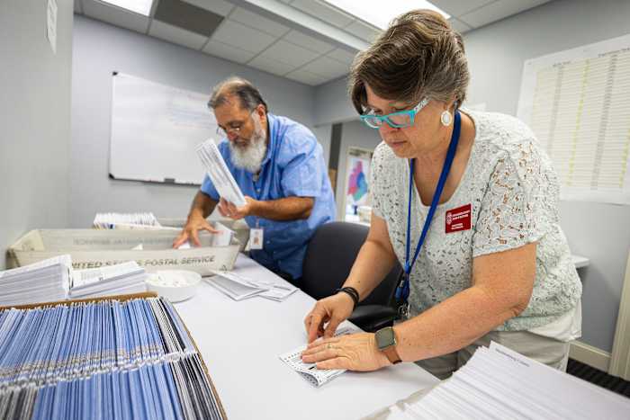 BESTAND - Dawn Stephens, rechts, en Duane Taylor bereiden stembiljetten voor die op 5 september 2024 naar de Mecklenburg County Board of Elections in Charlotte, NC zullen worden verzonden. (AP Photo/Nell Redmond, File)