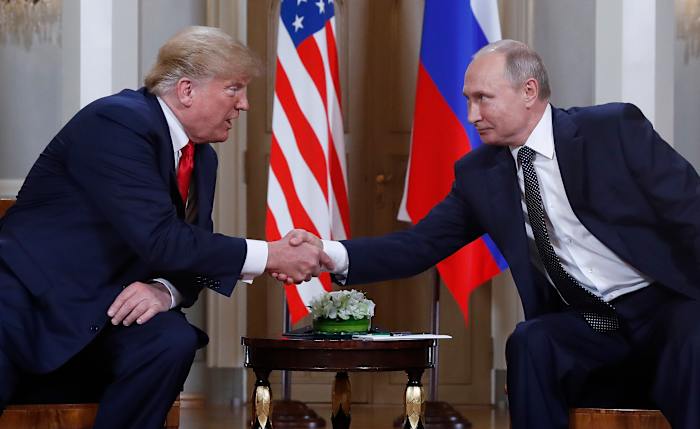 BESTAND - De Amerikaanse president Donald Trump, links, en de Russische president Vladimir Poetin, rechts, schudden elkaar de hand aan het begin van een bijeenkomst in het presidentiële paleis in Helsinki, Finland, 16 juli 2018. (AP Photo/Pablo Martinez Monsivais, File)