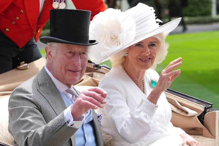 BESTAND - De Britse koning Charles III en koningin Camilla zwaaien naar de menigte als ze per koets arriveren in de paradering op de derde dag van de Royal Ascot, een paardenracebijeenkomst, traditioneel bekend als Ladies Day, in Ascot, Engeland, op 20 juni 2024. (AP Foto/Kin Cheung, bestand)