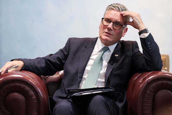 BESTAND - De Britse premier Keir Starmer spreekt met leden van de media in Rome, maandag 16 september 2024. (Phil Noble/Pool Photo via AP, Bestand)