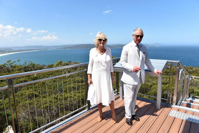 BESTAND - De Britse prins Charles, rechts, en zijn vrouw, Camilla, hertogin van Cornwall, poseren voor foto's op het uitkijkpunt Mt Adelaide in Albany, Australië, op 14 november 2015. (Tracey Nearmy/Pool Photo via AP, File)