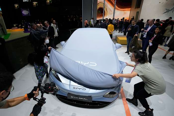BESTAND - De Chinese EV-fabrikant BYD onthult zijn zegel voor elektrische auto's op de Paris Car Show op 17 oktober 2022 in Parijs. (AP Foto/Michel Euler, Bestand)
