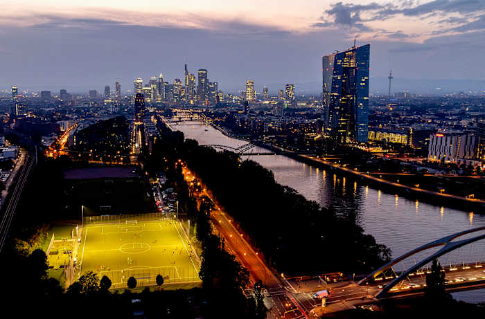 BESTAND - De Europese Centrale Bank staat rechts terwijl voetbalspelers oefenen op een veld naast de rivier de Main in Frankfurt, Duitsland, eind donderdag 19 september 2024. (AP Photo/Michael Probst, File)