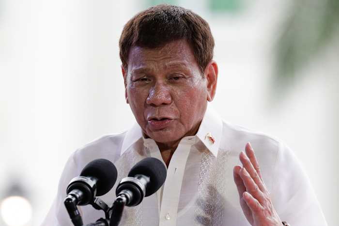 BESTAND - De Filippijnse president Rodrigo Duterte gebaart tijdens een toespraak ter gelegenheid van de verjaardag van de proclamatie van de Filippijnse onafhankelijkheidsrituelen op zaterdag 12 juni 2021 in het provinciale capitol van de provincie Bulacan, Filipijnen. (AP Foto/Aaron Favila, bestand)