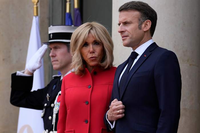 BESTAND - De Franse president Emmanuel Macron en zijn vrouw Brigitte Macron wachten op de Chinese president Xi Jinping en zijn vrouw Peng Liyuan in het Elysee-paleis, maandag 6 mei 2024 in Parijs. (AP Foto/Thibault Camus, Bestand)