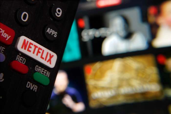 BESTAND - De Netflix-knop op de afstandsbediening van een televisie werd afgewisseld met een Netflix-webpagina, op deze foto in New York, 2 februari 2023. (AP Photo/Richard Drew, File)