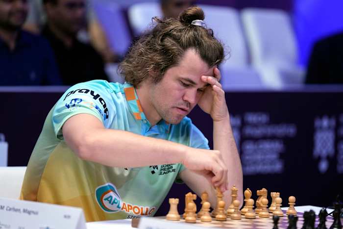 BESTAND - De Noor Magnus Carlsen, links, van SG Alpine Warriors speelt tegen de Poolse Jan-Krzysztof Duda van Chingari Gulf Titans tijdens de Global Chess League in Dubai, Verenigde Arabische Emiraten, op 1 juli 2023. (AP Photo/Kamran Jebreili, File)