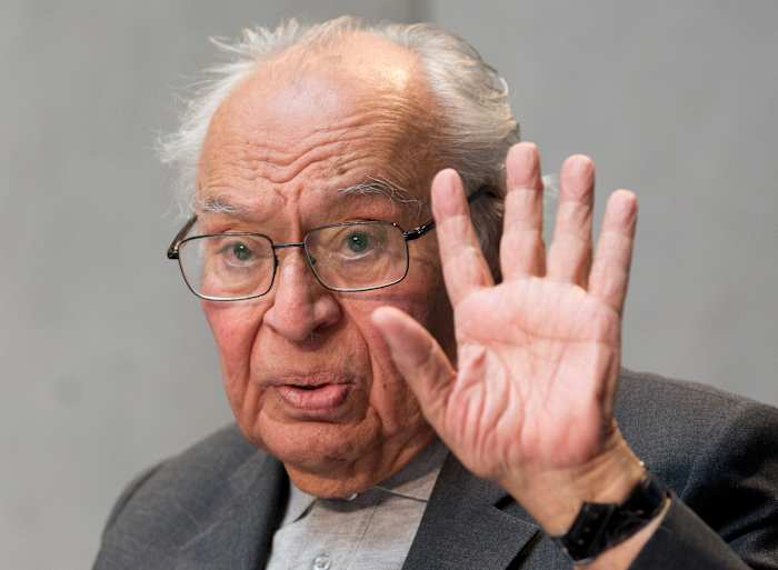 BESTAND - De Peruaanse theoloog Gustavo Gutierrez spreekt tijdens een persconferentie in het Vaticaan, dinsdag 12 mei 2015. (AP Photo/Alessandra Tarantino, Bestand)